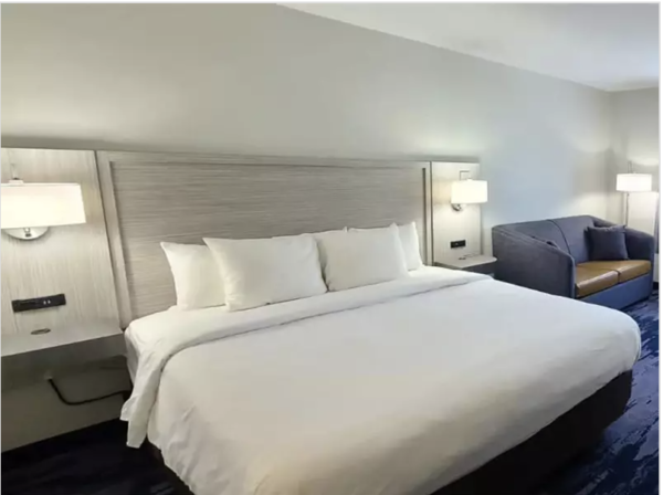 Quality Inn & Suites Simple Durable Hotel Bedroom Furniture - Image 7